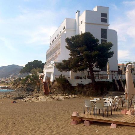 2-Bedroom Brand New Apartment Steps From The Beach Llançà Exterior foto