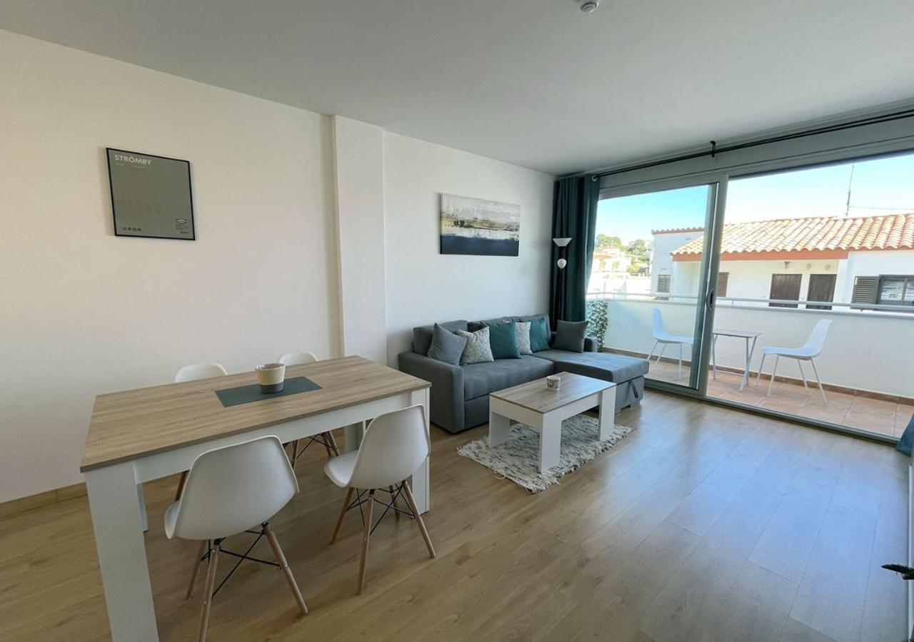 2-Bedroom Brand New Apartment Steps From The Beach Llançà Exterior foto