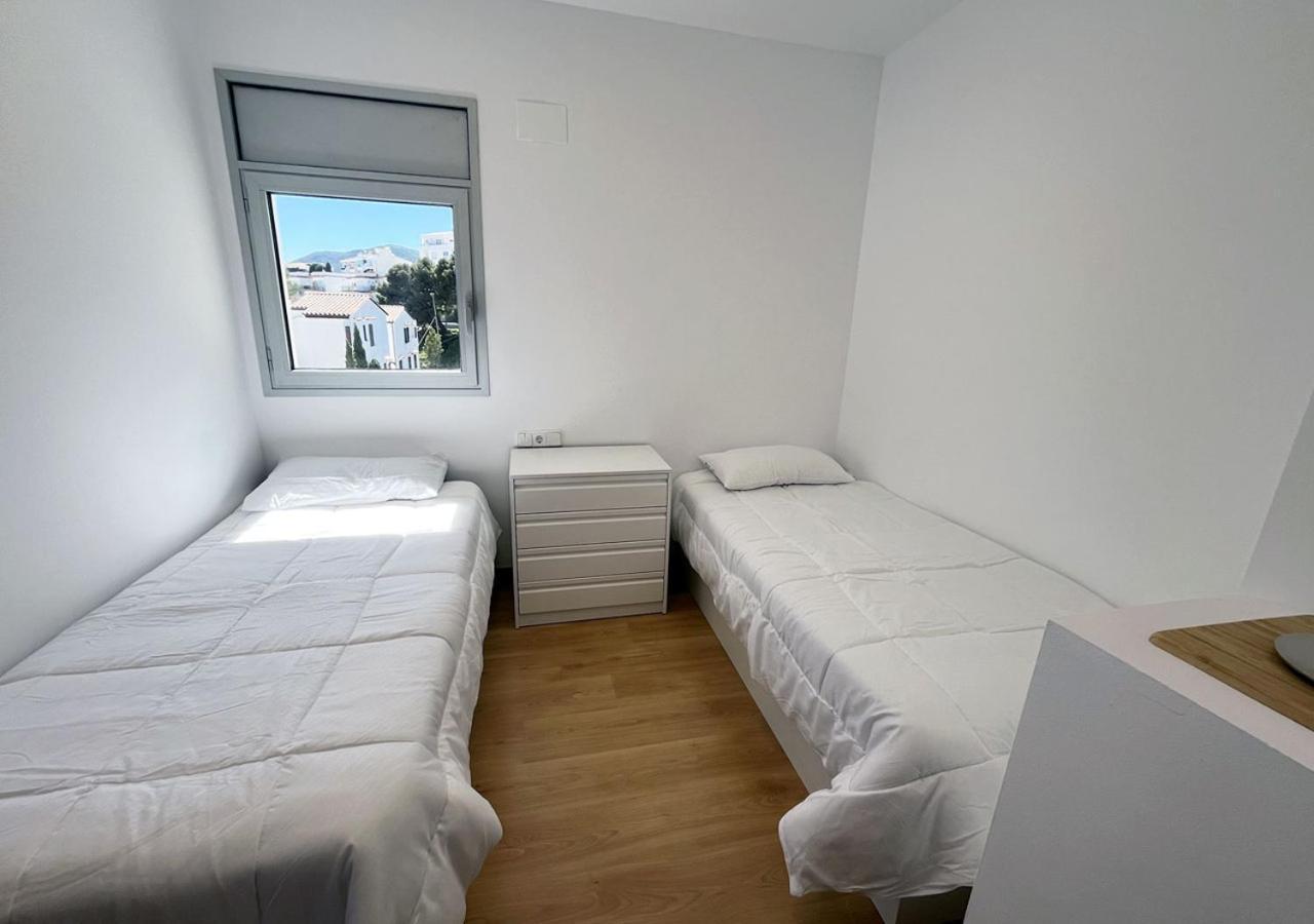 2-Bedroom Brand New Apartment Steps From The Beach Llançà Exterior foto
