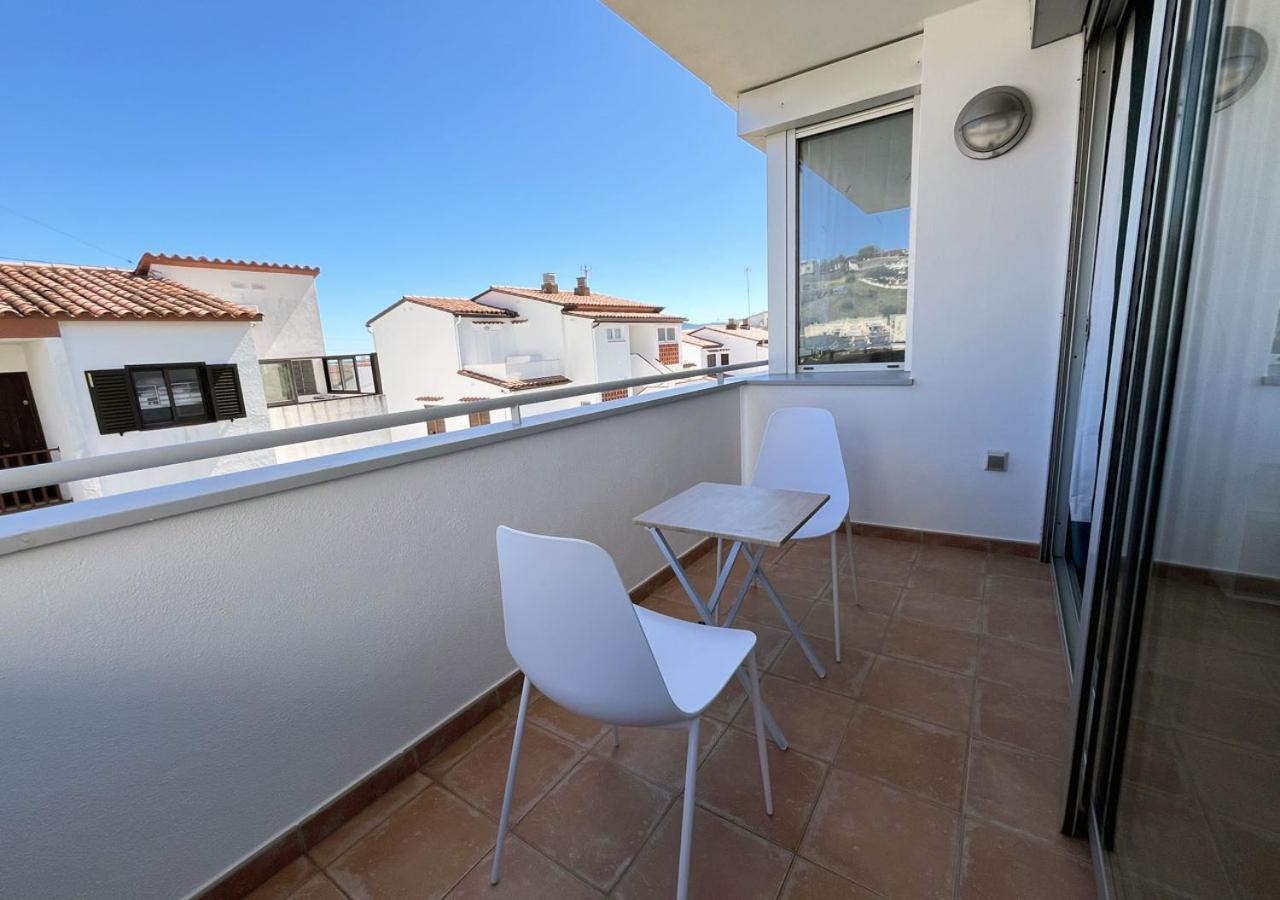 2-Bedroom Brand New Apartment Steps From The Beach Llançà Exterior foto
