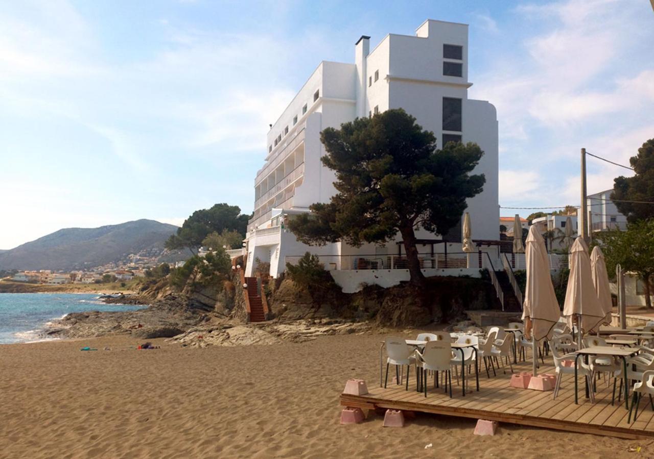 2-Bedroom Brand New Apartment Steps From The Beach Llançà Exterior foto