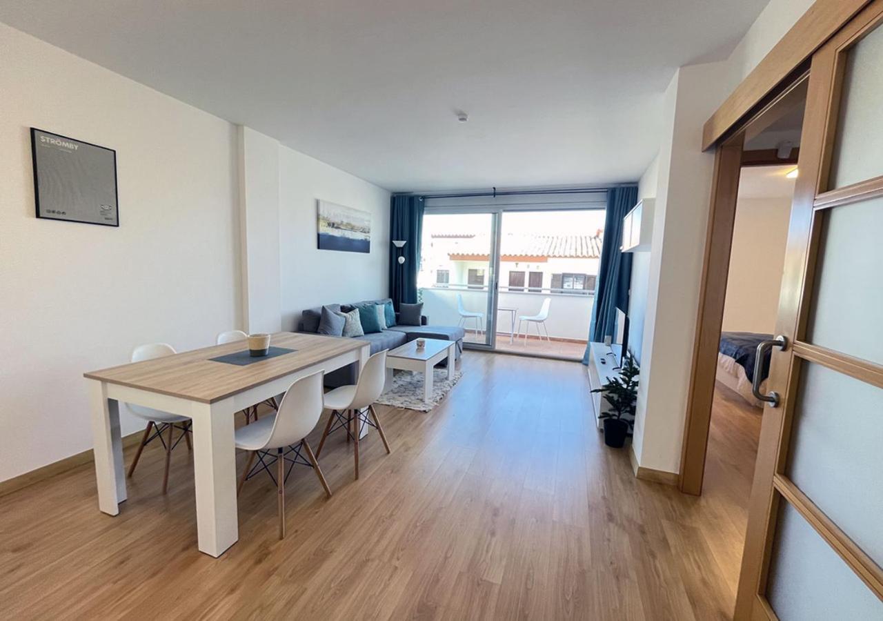 2-Bedroom Brand New Apartment Steps From The Beach Llançà Exterior foto