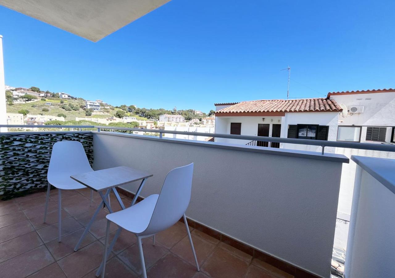2-Bedroom Brand New Apartment Steps From The Beach Llançà Exterior foto