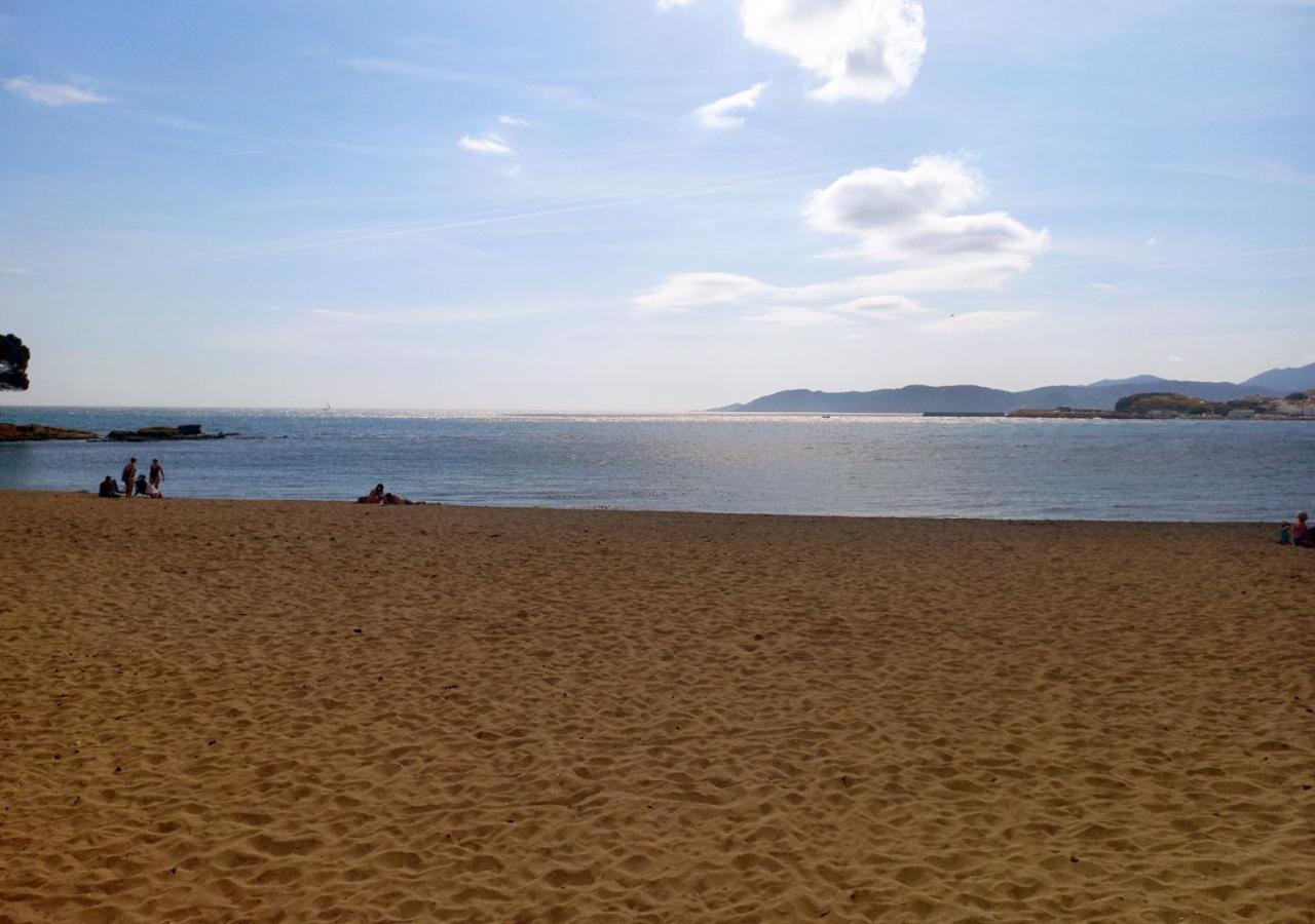 2-Bedroom Brand New Apartment Steps From The Beach Llançà Exterior foto